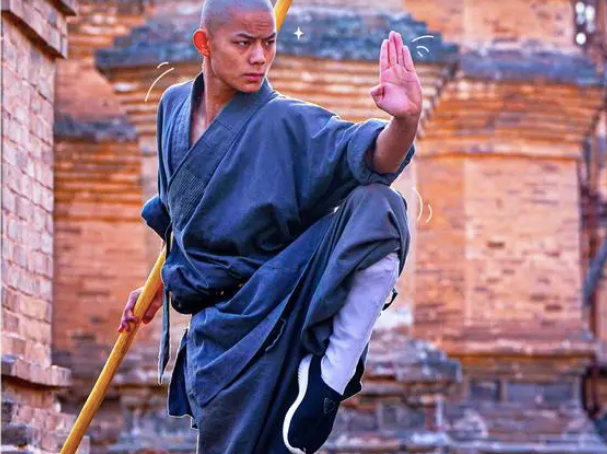 21岁武僧秋风车祸去世前直播画面曝光,那个笑着教功夫的年轻人,永远停在了那个夜晚 21岁武僧秋风车祸去世前直播画面曝光,那个笑着教功夫的年轻人,永远停在了那个夜晚