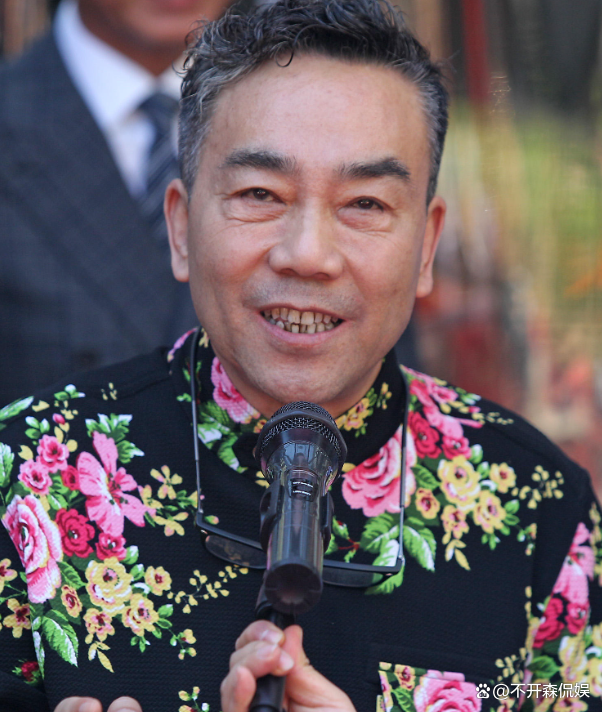 杨议妻子孟真首次正面回应婚姻现状,我们没有离婚,但也没有住在一起 杨议妻子孟真首次正面回应婚姻现状,我们没有离婚,但也没有住在一起