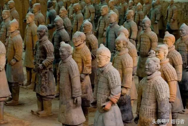 女子抱娃跳进兵马俑坑？官方回应来了，这事儿没你想的那么玄乎