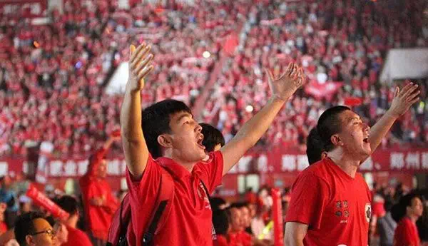 建业vs上港门票，一场球赛背后的热血、抢票攻略和现场体验